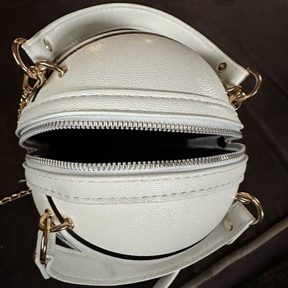 🔥🔥 Adorable mini basketball, purse measurements, in pictures. Fits alot. - Picture 6 of 8